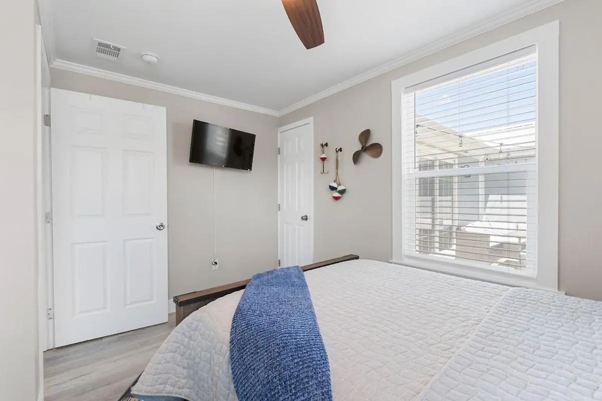 13900 Millcole Ave - Beachy Bungalow - Sleeps 10 Panama City Beach 0*,  United States